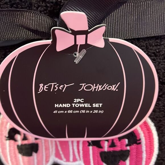 Betsey Johnson Black and Pink Pumpkin Hand Towel Set - Picture 2 of 2
